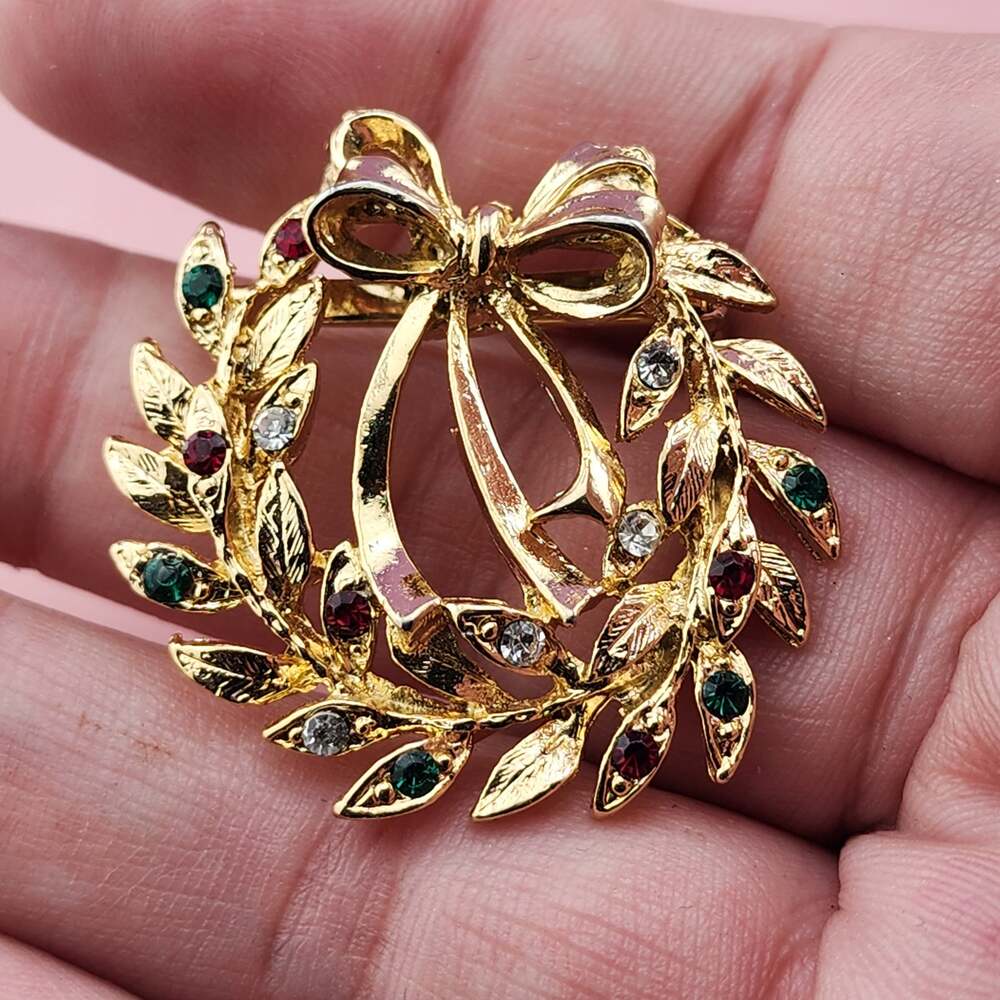 Vintage 90s Christmas Wreath Brooch Rhinestone Bow Gold Tone Holiday Pin